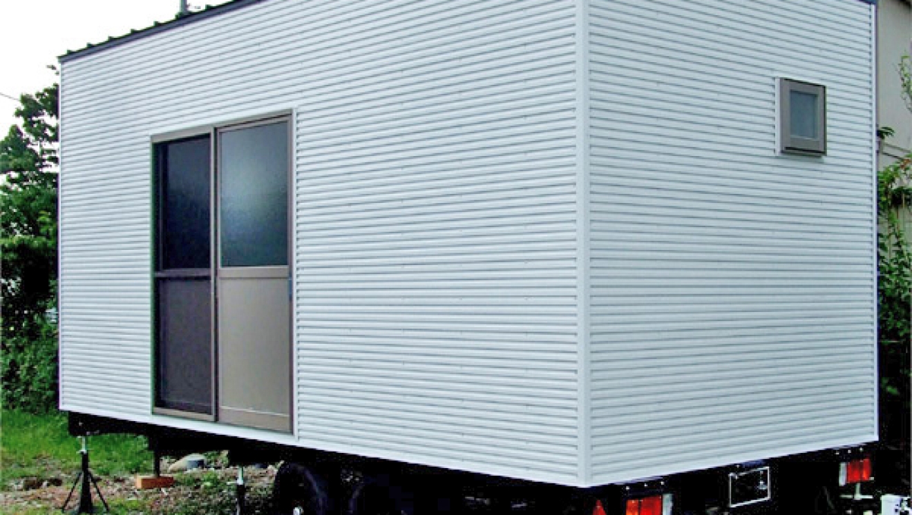 ルクラのトレーラーハウス:サッカー場のトイレとしてのトレーラーハウス(サッカー場のトイレ)