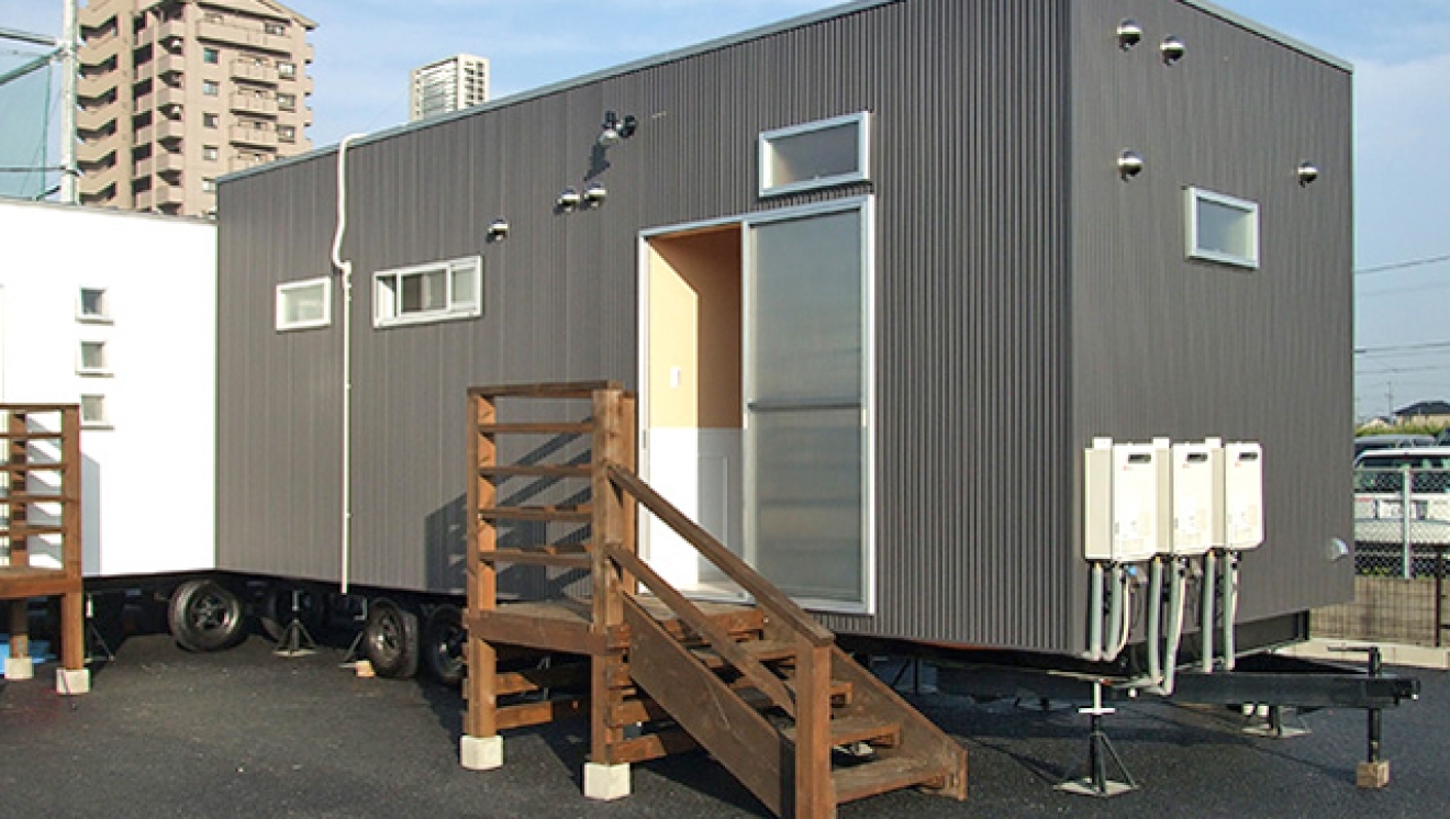 ルクラのトレーラーハウス:(株)トライム様 (1)の事務所・休憩室タイプトレーラーハウス(フットサルコート、事務所棟、シャワー・トイレ棟)