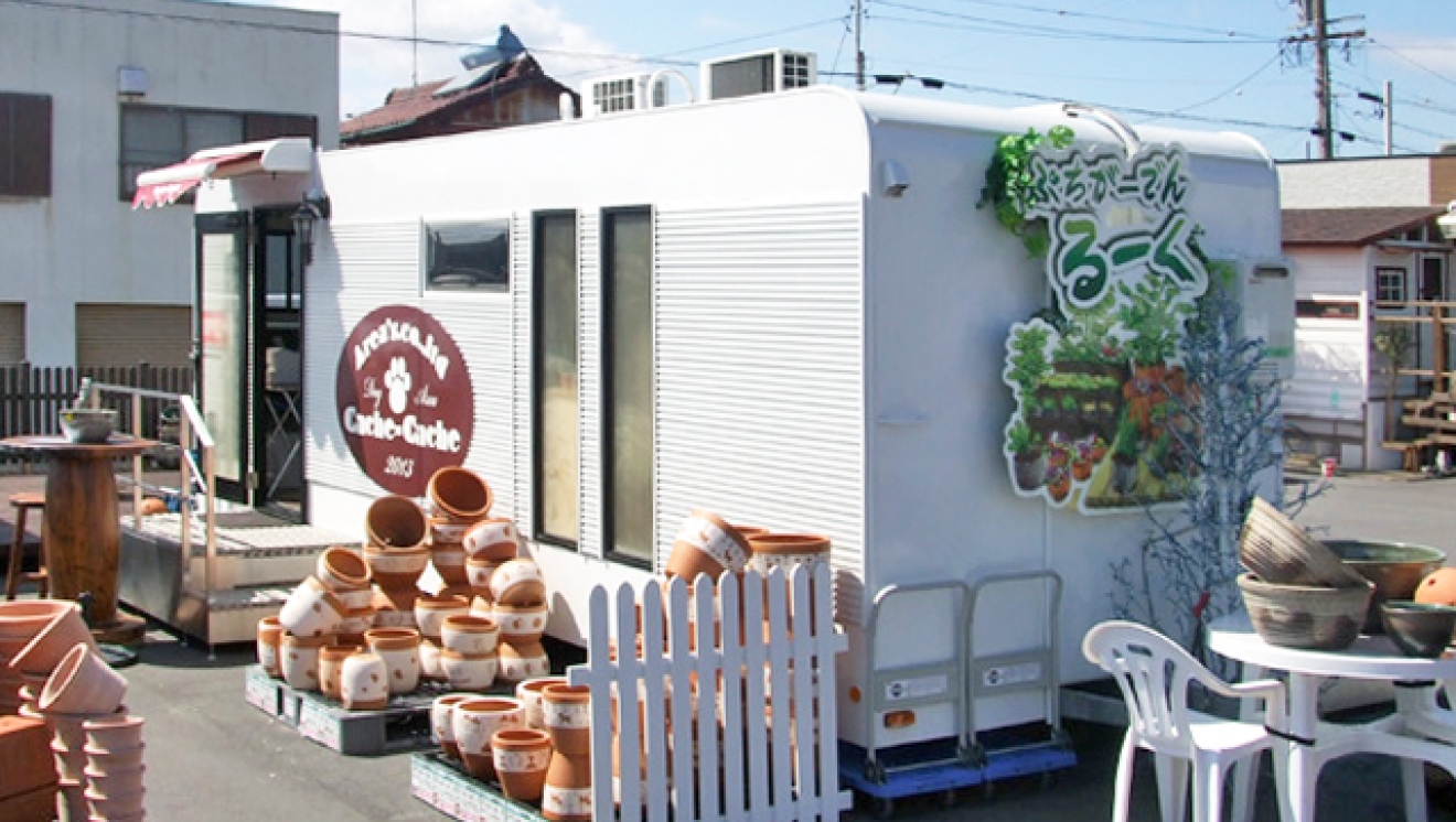 ルクラのトレーラーハウス:ぷちがーでんるーく様の店舗タイプトレーラーハウス(観葉植物、プランター、苗などの販売用)